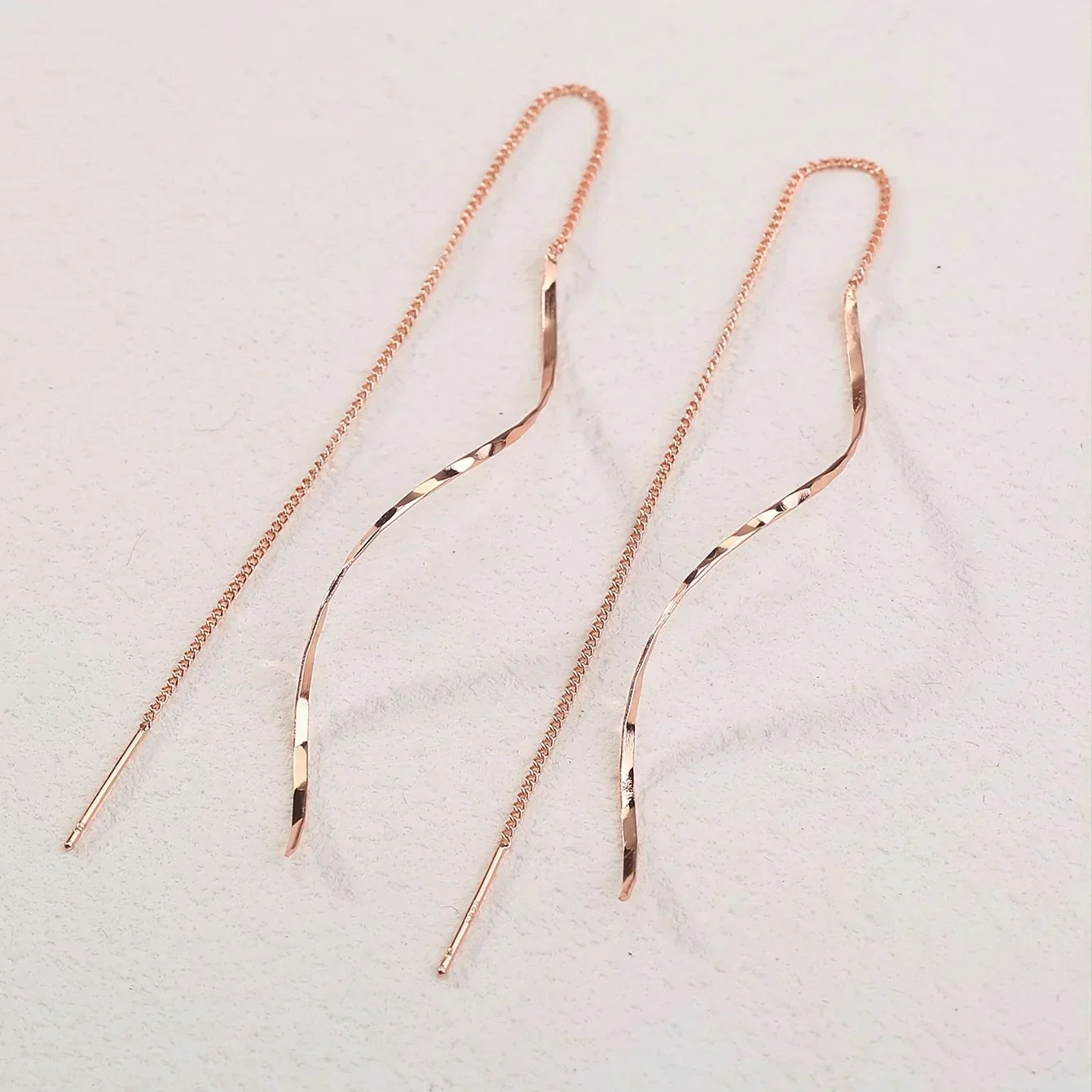 Lange oorbellen met golvend ontwerp