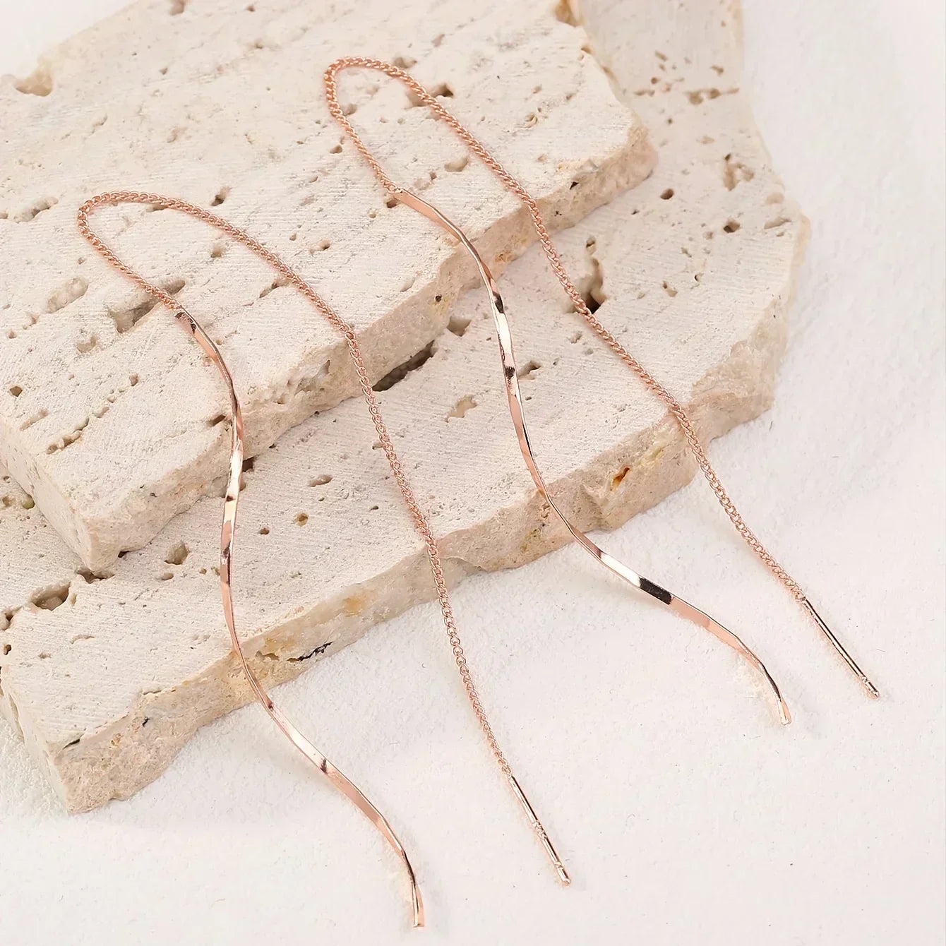 Lange oorbellen met golvend ontwerp