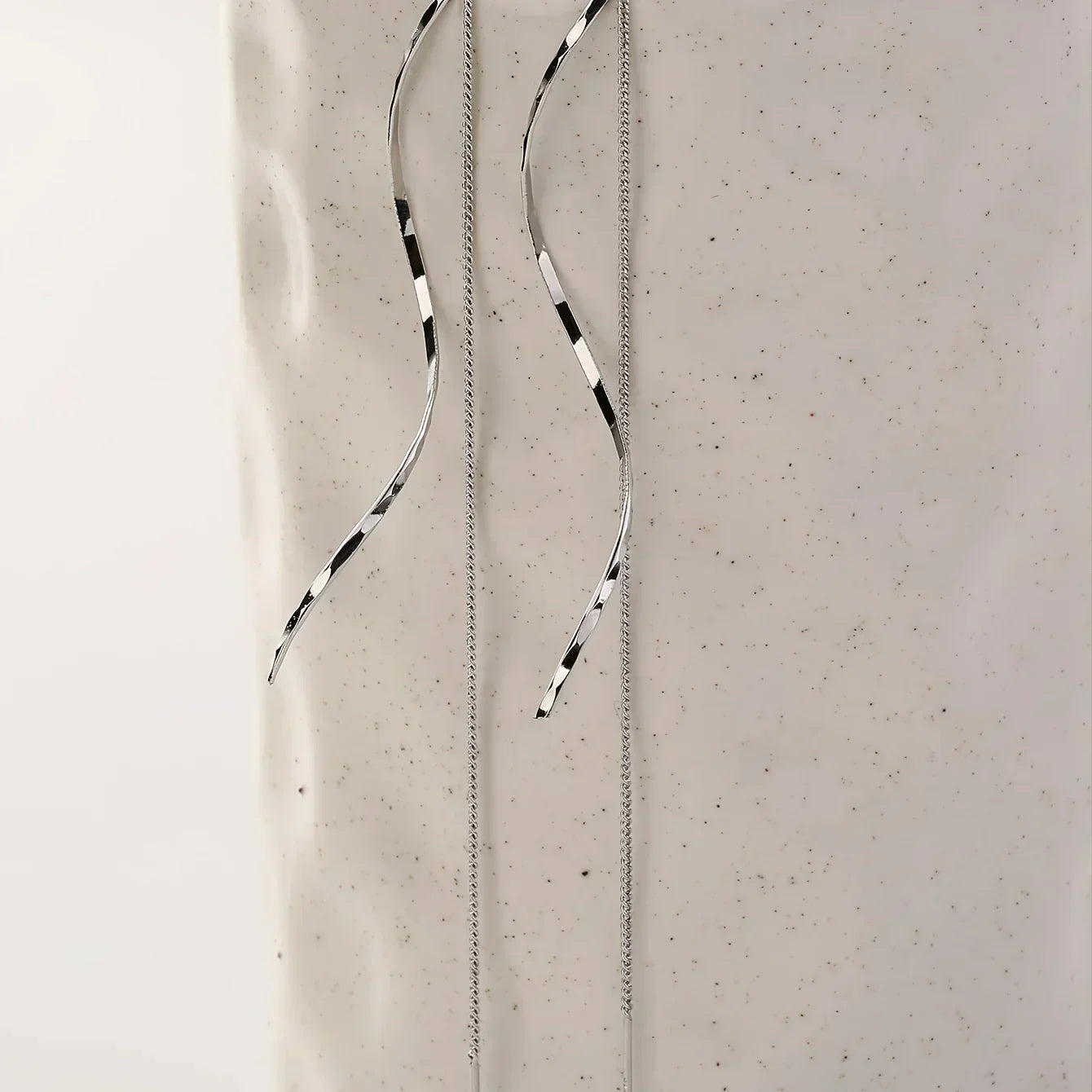 Lange oorbellen met golvend ontwerp